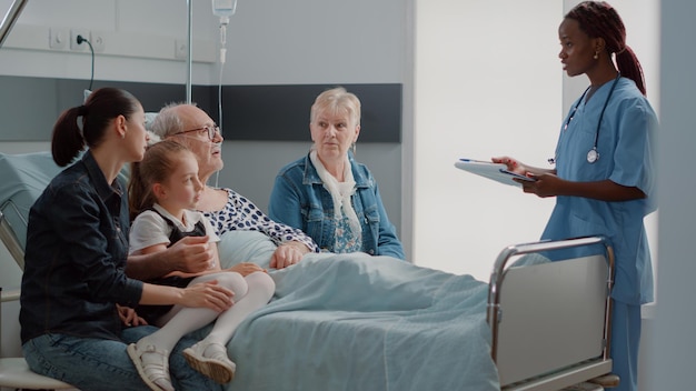 Photo docteur examinant un patient à la clinique