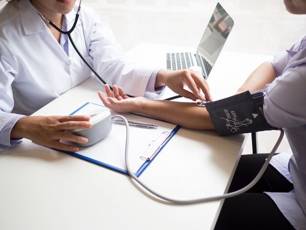 Docteur examinant un patient à l'hôpital