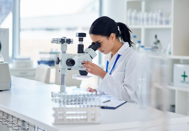 Docteur examinant une substance chimique en laboratoire