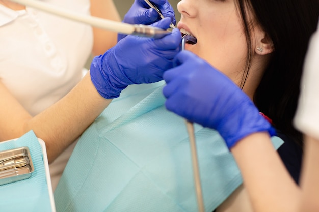 Le docteur examine les dents. Prévention de la santé dentaire