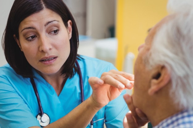 Photo docteur, examiner, patient