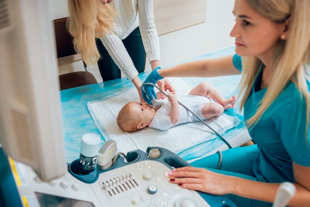 Docteur, examiner, petit garçon