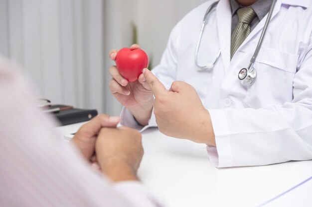 Docteur expliquant les symptômes et le traitement médical au patient hospitalisé