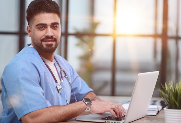 Docteur faisant des travaux de bureau et de l'administration sur le bureau de son bureau