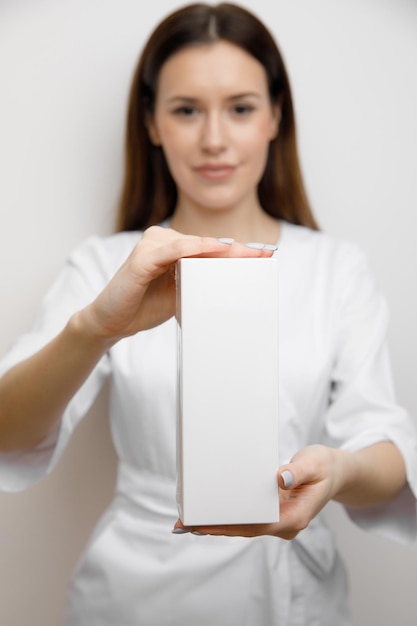 Docteur femme tenant une petite boîte