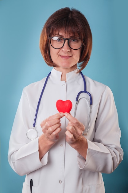 Docteur, femme, tenue, coeur, mains, bleu, fond