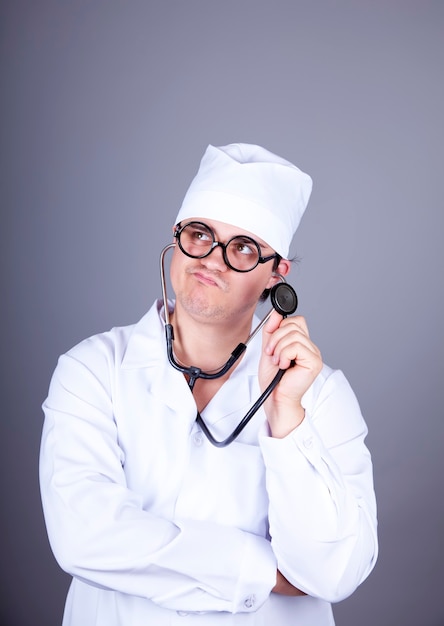 Docteur fou avec un stéthoscope.