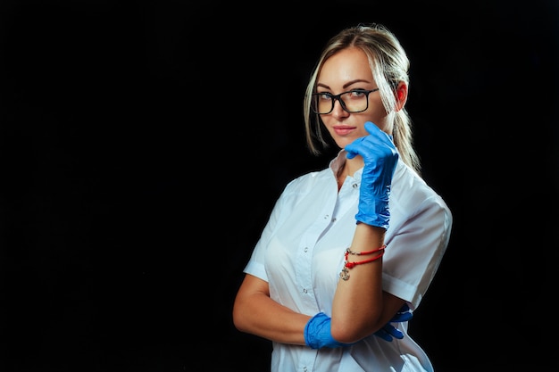 Docteur en gants sur fond noir