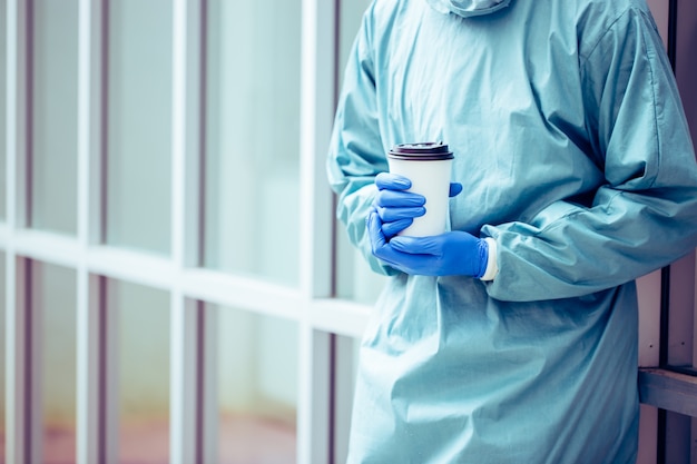 Docteur en gommages bleus se détendre avec une pause café.