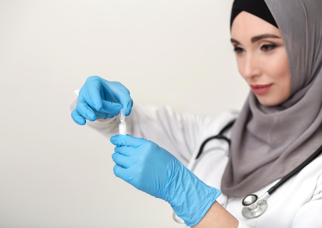 Docteur islamique féminin préparant la médecine pour l'injection