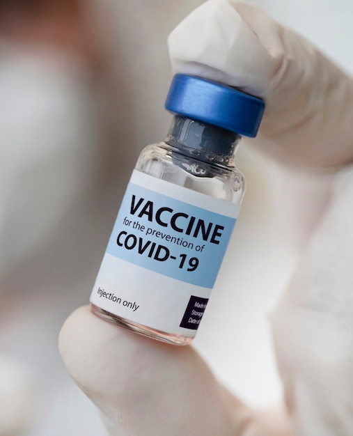 Docteur main dans des gants tenant un vaccin contre le coronavirus. Protection de la population contre l'infection à coronavirus. Développement d'un nouveau vaccin contre le virus corona sras-cov-2. tir vertical