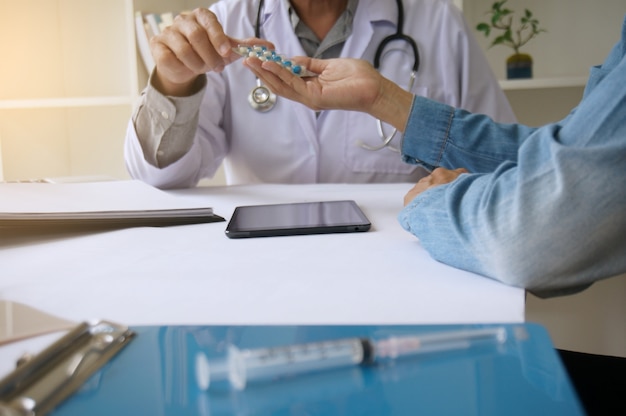 Docteur main tenant un paquet de différentes ampoules de comprimés pour patient. prescrire un médicament. concept de guérison de la maladie