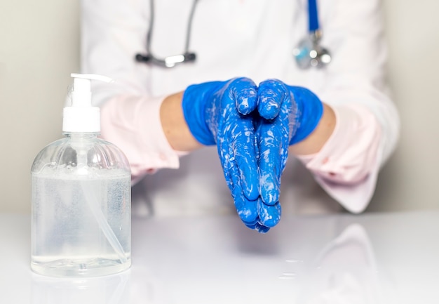 Docteur mains dans les gants avec stéthoscope, concept d'examen médical.