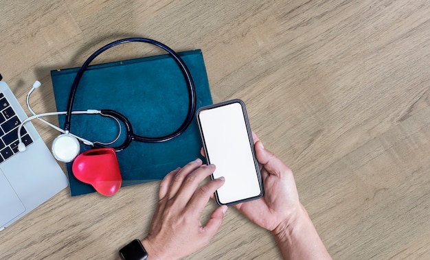 Docteur mains tenant le smartphone avec écran blanc