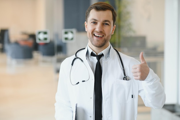 Le docteur masculin se tient dans le hall de l'hôpital