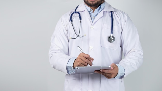 Le docteur masculin tient le stéthoscope dans l'appareil-photo