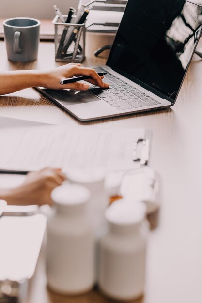 Photo docteur ou médecin consultant la santé du patient en ligne à l'aide d'une tablette numérique mobile sur internet dans un cabinet de clinique ou d'hôpital pour un concept de service d'assistance médicale d'urgence professionnelle