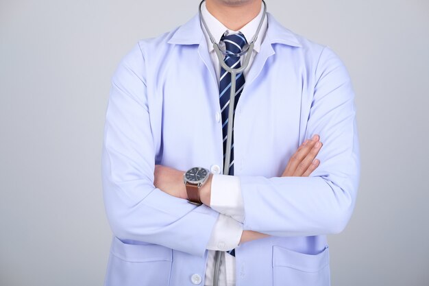 Docteur médecin praticien avec stéthoscope sur fond blanc. concept de soins médicaux