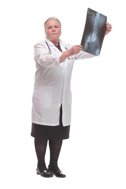 Docteur en médecine analysant une image radiographique regardant la caméra et souriant