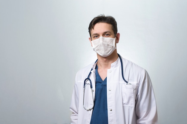 Docteur en médecine dans un masque de protection