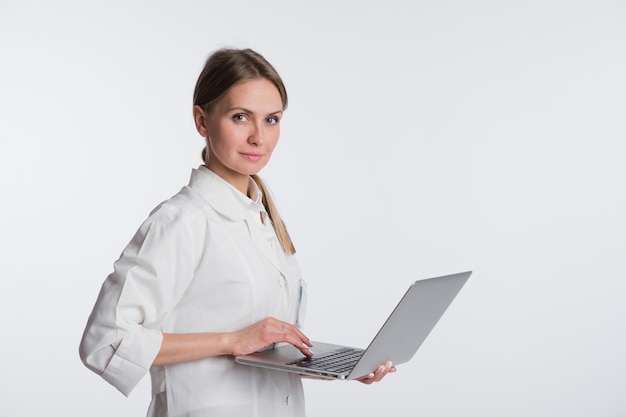 Docteur en médecine femme sourire tenir tablet pc, à l'aide d'ordinateur. infirmière isolé