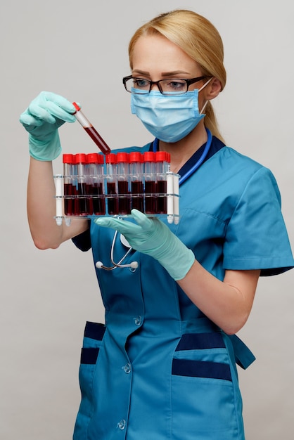 Docteur en médecine infirmière femme portant un masque et des gants de protection