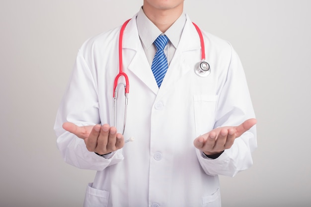 Docteur médecine main tenant stéthoscope et travaillant avec des icônes médicales modernes