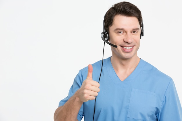 Docteur en médecine souriant avec casque isolé sur blanc