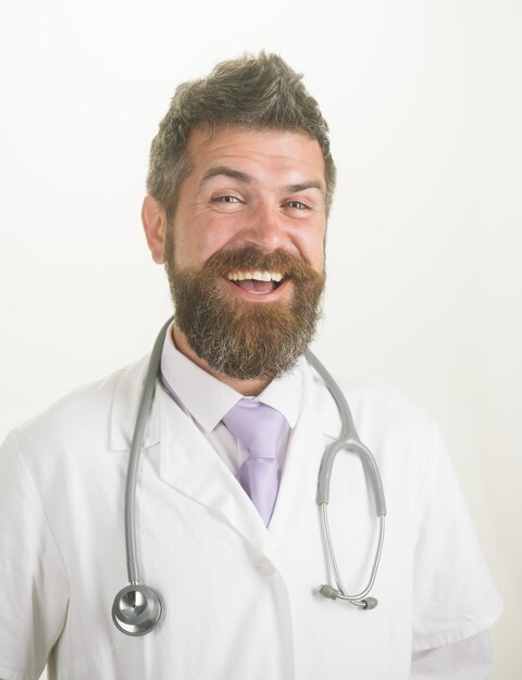 Docteur en médecine avec stéthoscope isolé sur fond blanc beau et confiant docteur en