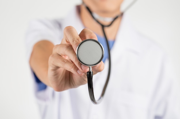 Docteur en médecine avec stéthoscope à la main