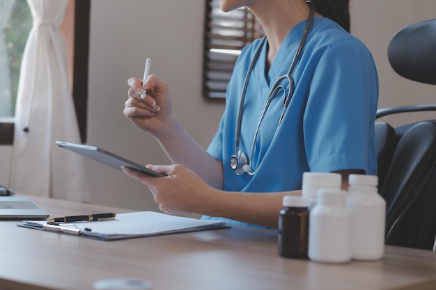 Docteur en médecine touchant la tablette Technologie médicale et concept futuriste