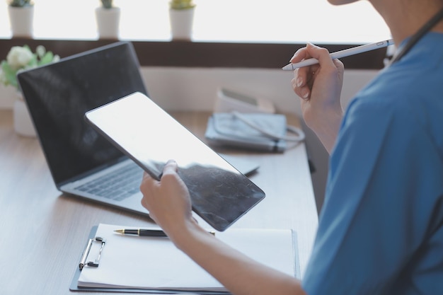 Docteur en médecine touchant la tablette Technologie médicale et concept futuriste