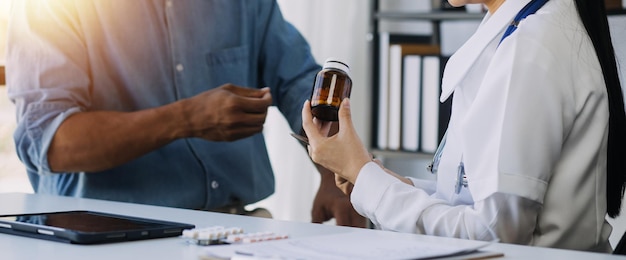 Photo docteur en médecine travaillant avec des icônes d'interface médicale numérique sur le fond de l'hôpital technologie médicale et concept de réseau