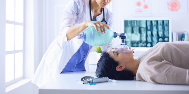 Docteur mettant un masque à oxygène à l'hôpital