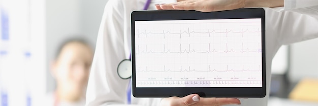 Docteur montrant l'écran de la tablette numérique avec le résultat du cardiogramme cardiaque