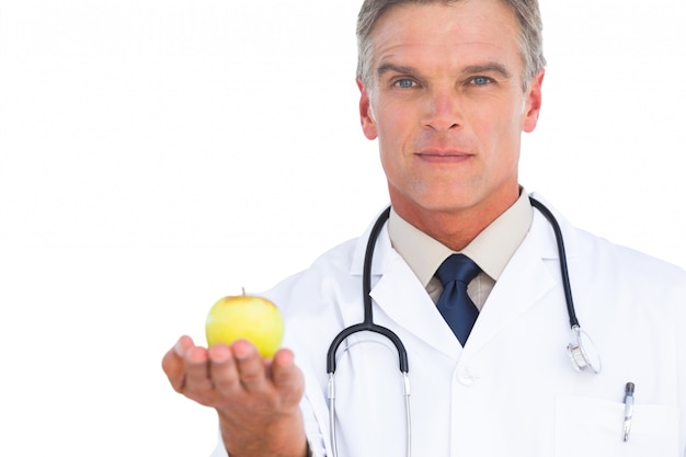 Docteur montrant la pomme