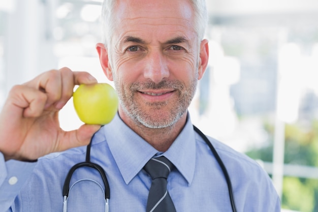 Docteur montrant une pomme