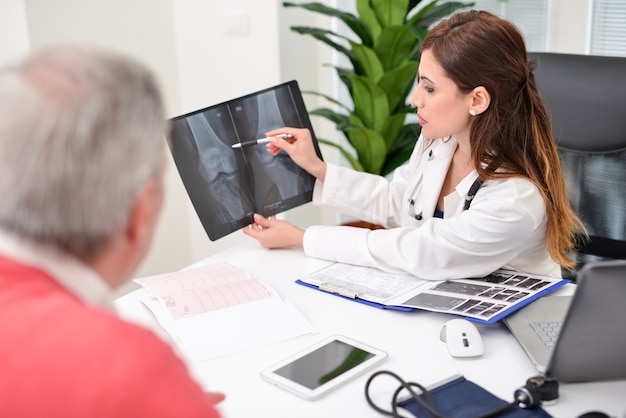 Docteur montrant une radiographie à un patient