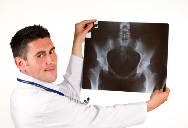 Docteur montrant une radiographie