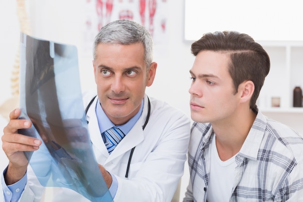 Docteur montrant des rayons X à son patient
