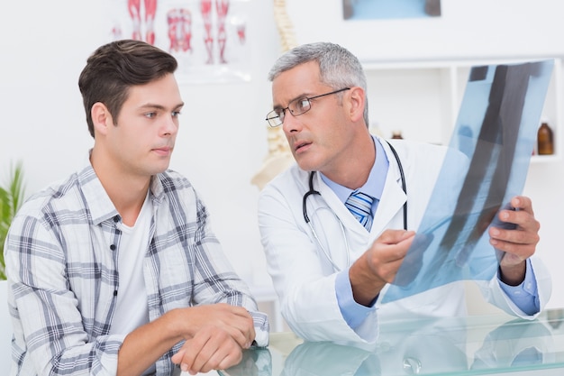 Docteur montrant Xrays à son patient