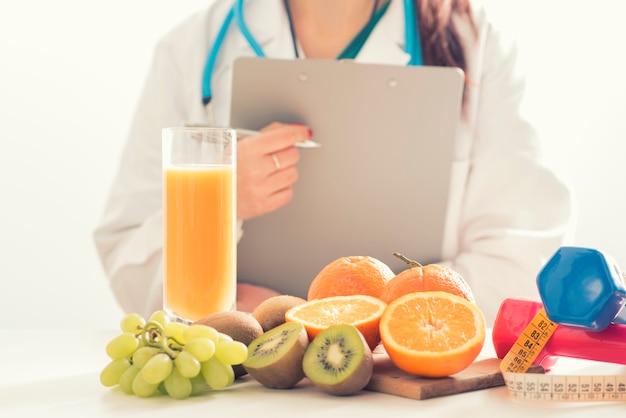 Docteur nutritionniste au bureau avec des fruits sains