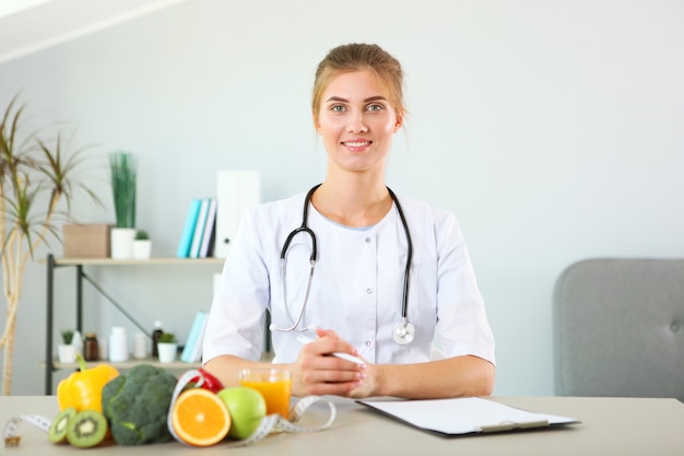 Docteur nutritionniste dans son bureau démontre le concept d'une alimentation saine