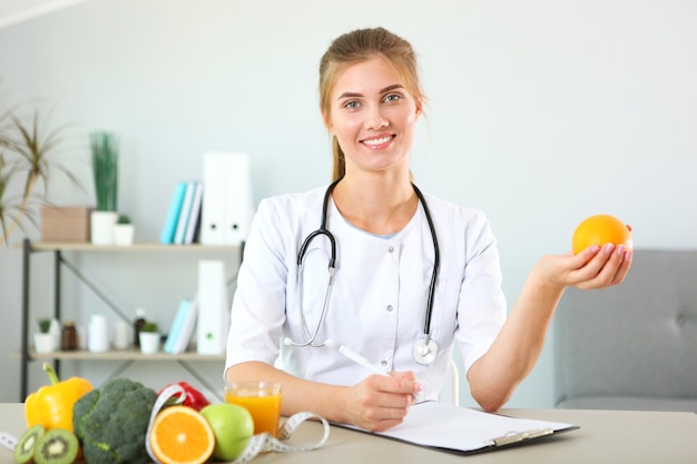 Docteur nutritionniste dans son bureau démontre le concept d'une alimentation saine