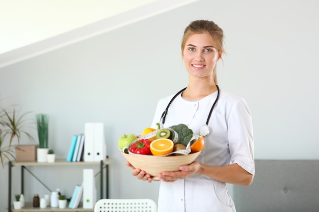 Docteur nutritionniste dans son bureau démontre le concept d'une alimentation saine