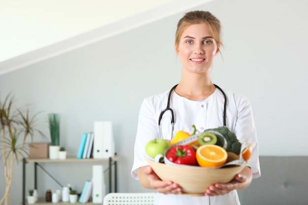 Docteur nutritionniste dans son bureau démontre le concept d'une alimentation saine