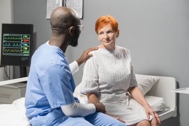 Docteur parlant au patient à la salle d'hôpital