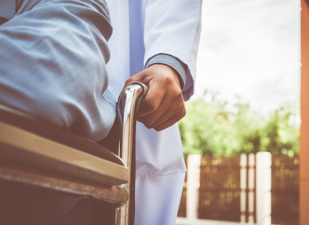 Docteur avec patient, concept handicapé.