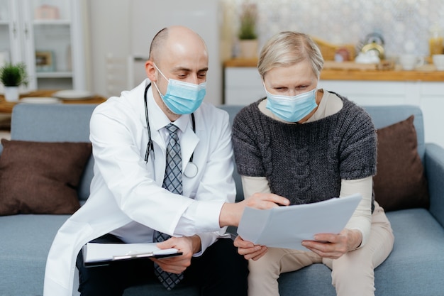 Photo docteur et patient discutant d'un contrat d'assurance