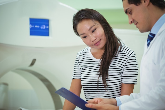 Docteur, patient, discuter, presse-papiers